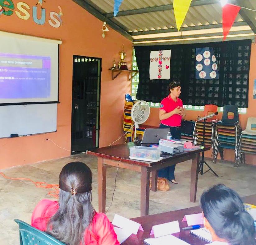 Deaconess Danelle Putnam teaches deaconess students in Panama